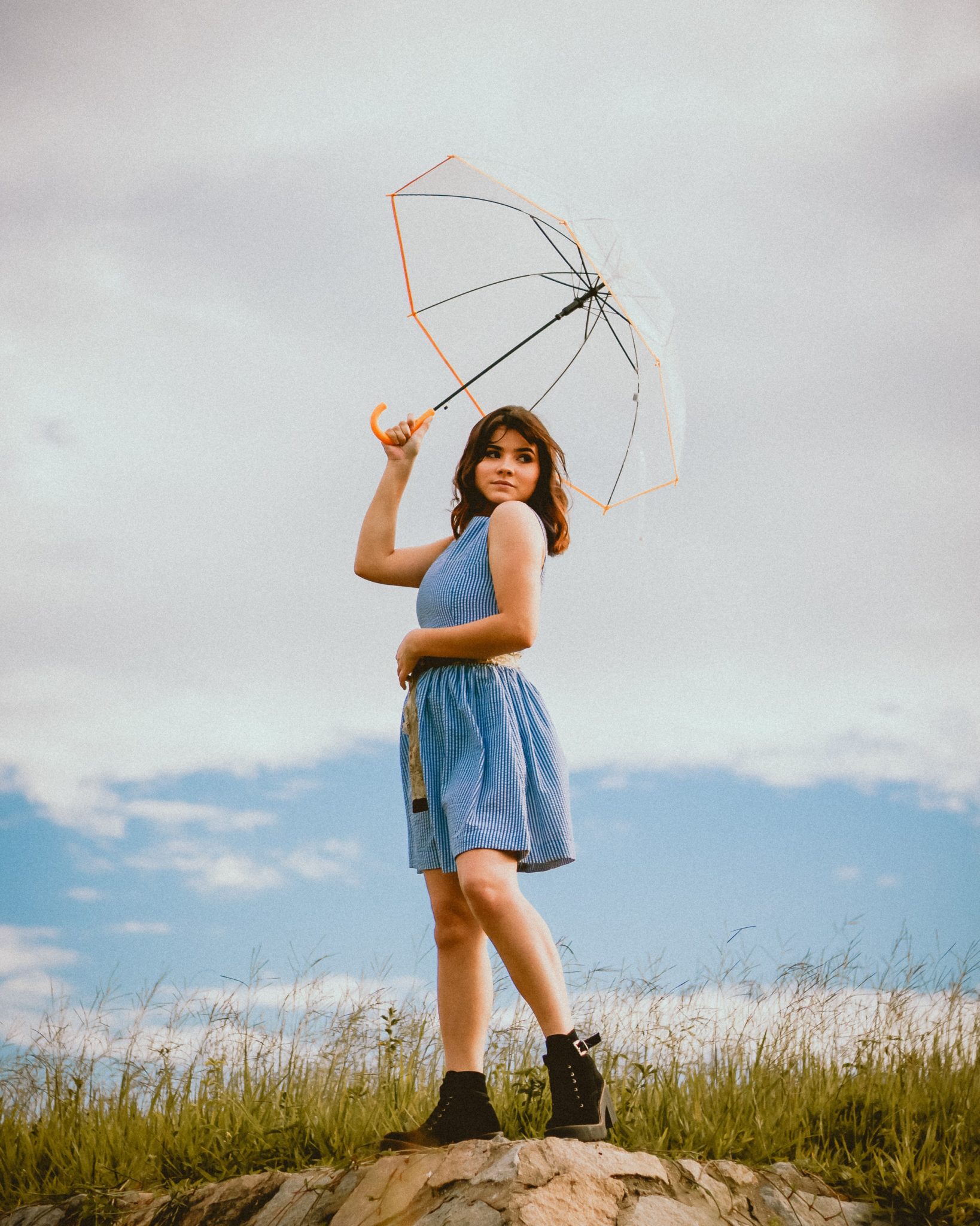 Сколько лет зонтику. Девушка с зонтом. Фотосессия с летним зонтиком. Фотосессия с зонтом летом. Девушка с зонтиком от солнца.