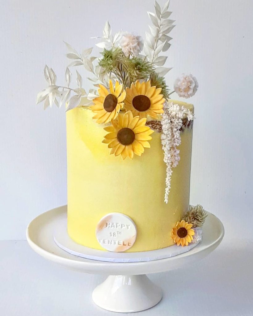 Beautiful Sunflower Cake For A Beautiful Birthday Happy Birthday Ava!  #cakeyard #sunflowercake #… Tortas De Girasol, Pastel De Girasol, Pasteles  Divertidos