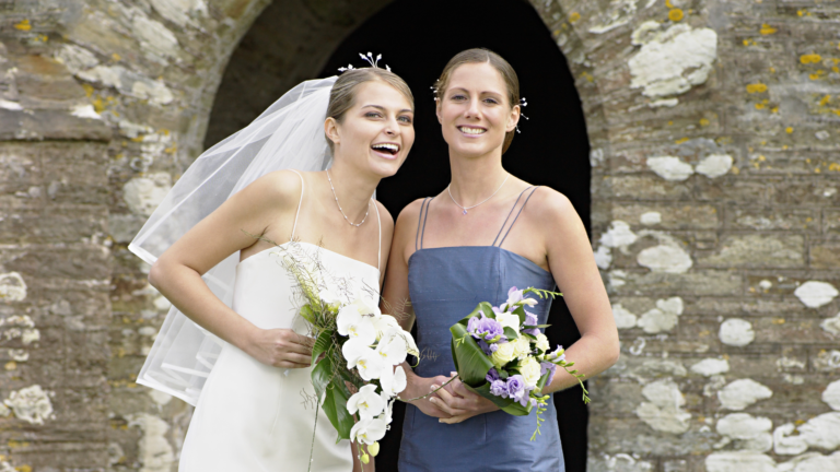 10 Wedding Photos You Need With Your Maid of Honor